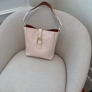 ELEGANT SOFT PINK/PEACH BUCKET BAG WITH BRASS CLOSURE